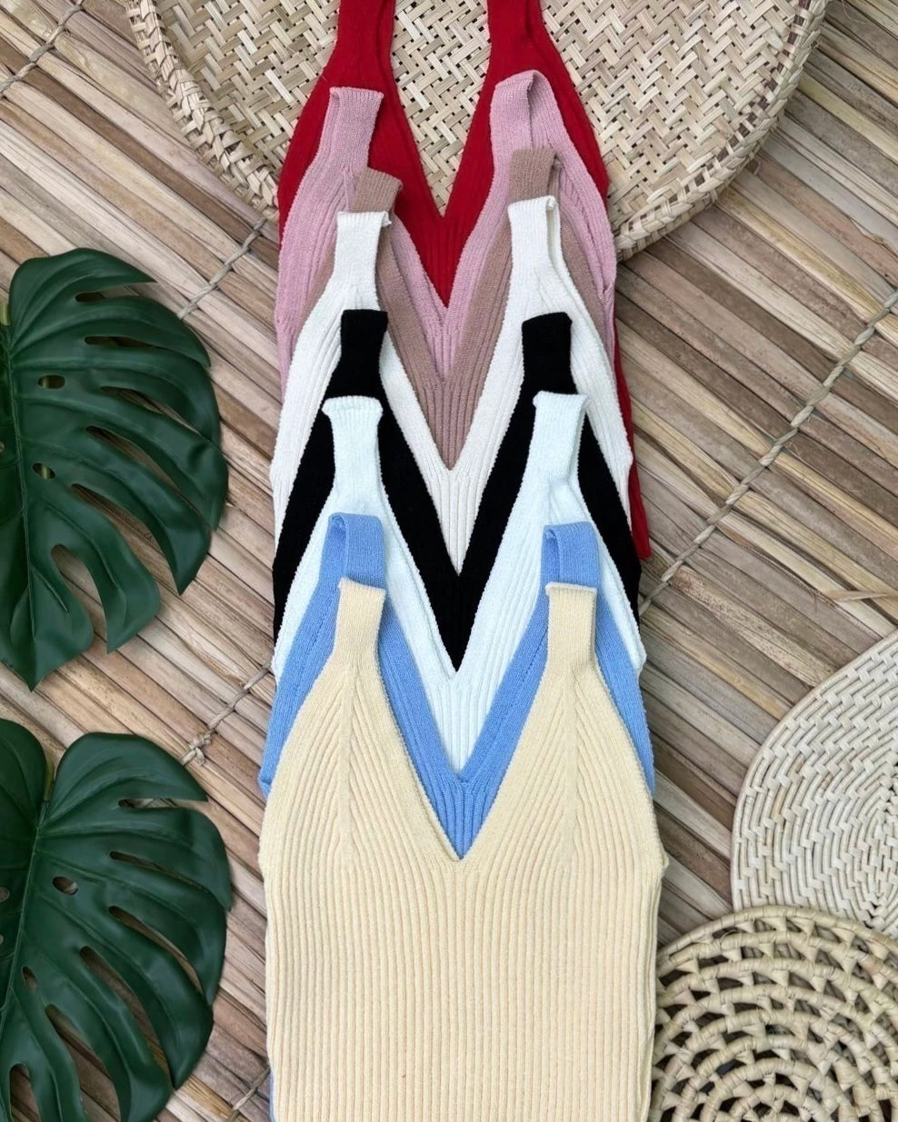 Cropped Canelado Decote V — Vivanne Boutique